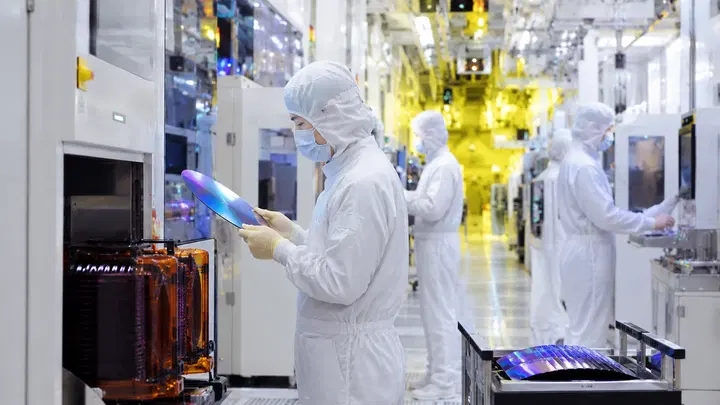 Chip AMD em laboratório e corredor de data center, fotografia macro realista.
