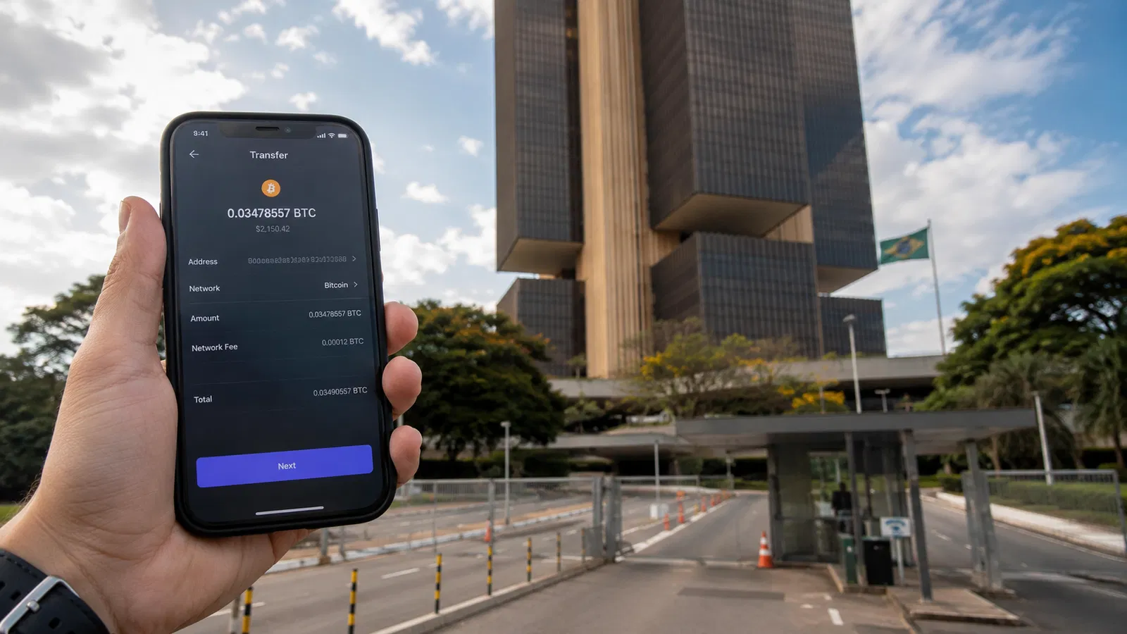 Celular com carteira de cripto e fachada do Banco Central do Brasil.
