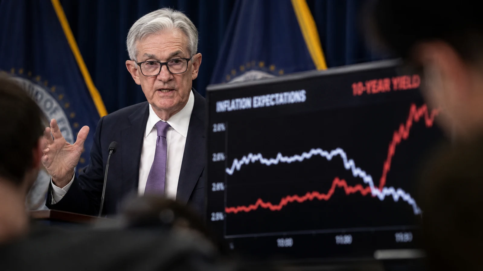 Imagem de capa com sede do Fed e gráfico de inflação convergindo para 2%, formato 16:9.